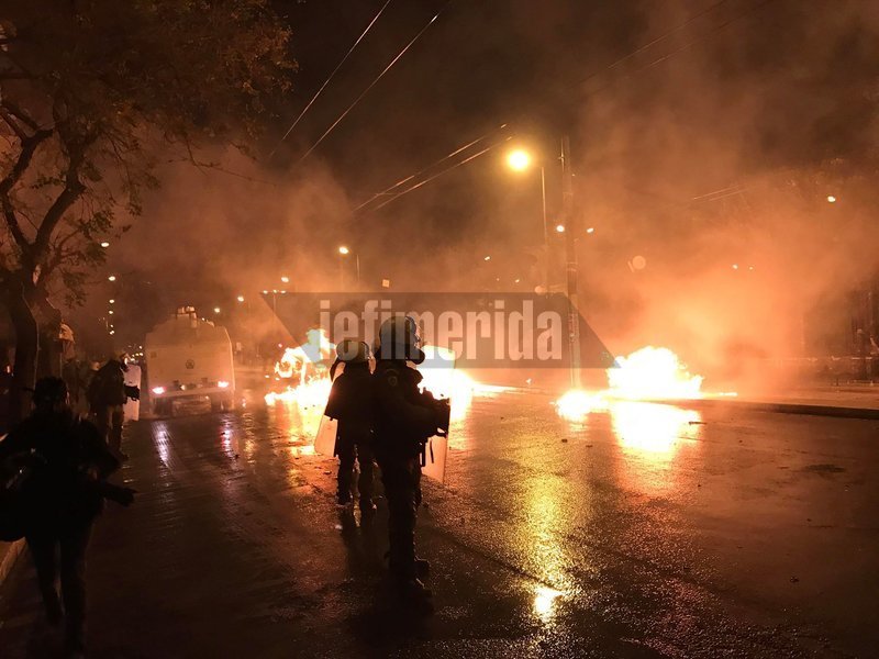 Πεδίο μάχης έγιναν τα Εξάρχεια -Βροχή από μολότοφ και κρότου-λάμψης | iefimerida.gr 5