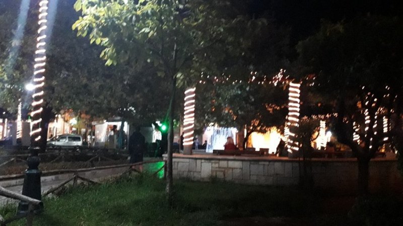 Οι πλατείες ντύθηκαν με λαμπάκια