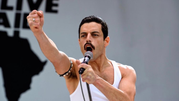 O Ράμι Μάλεκ ως Φρέντι Μέρκιουρι στο Live Aid.