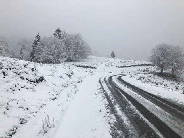 «Ντύθηκαν» στα λευκά τα ορεινά χωριά της Φθιώτιδας [εικόνες] | iefimerida.gr 0