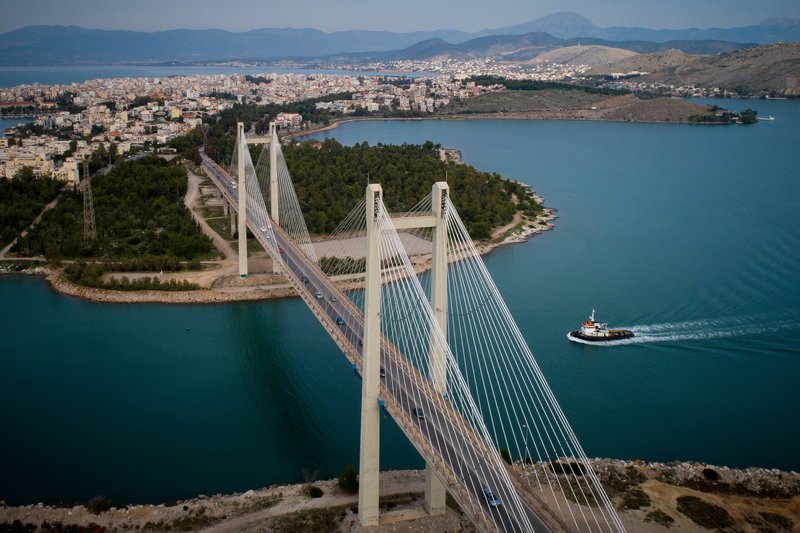 Ρυμουλκό περνάει κάτω από τη γέφυρα της Χαλκίδας