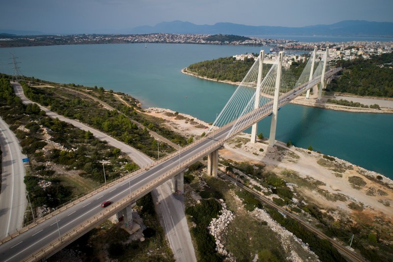 Η γέφυρα άρχισε να αγκιστρώνεται στα 144 συρματόσχοινα