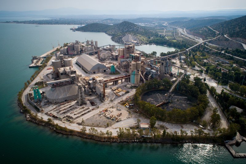 Το εργοστάσιο τσιμέντων δίπλα στη γέφυρα