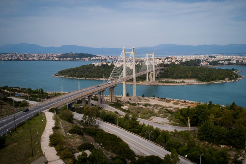 Εντυπωσιακή και από μακρινή απόσταση η γέφυρα