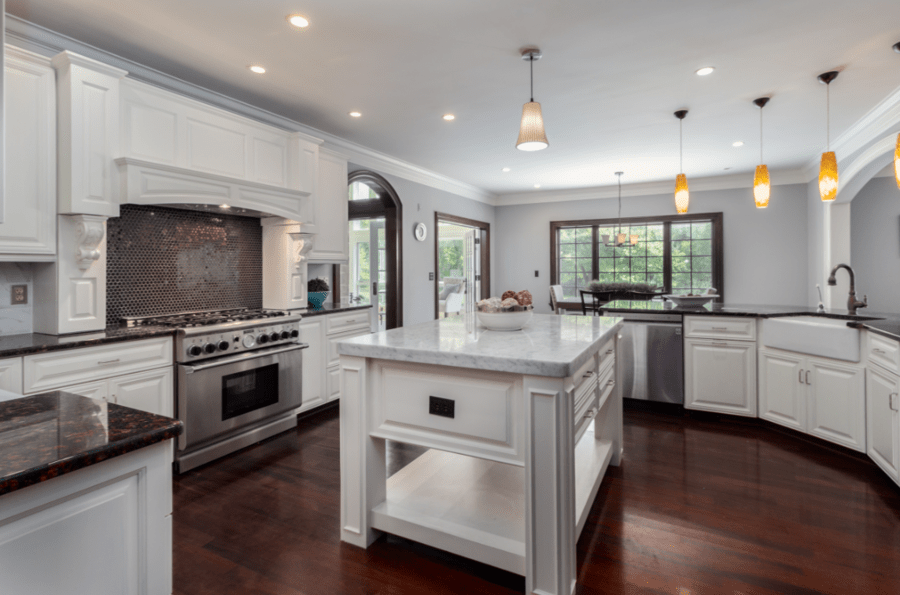 Αυτή είναι η εντυπωσιακή βίλα που μόλις αγόρασε ο Γιάννης Αντετοκούνμπο -Με εσωτερική πισίνα και home theater [εικόνες] | iefimerida.gr 7