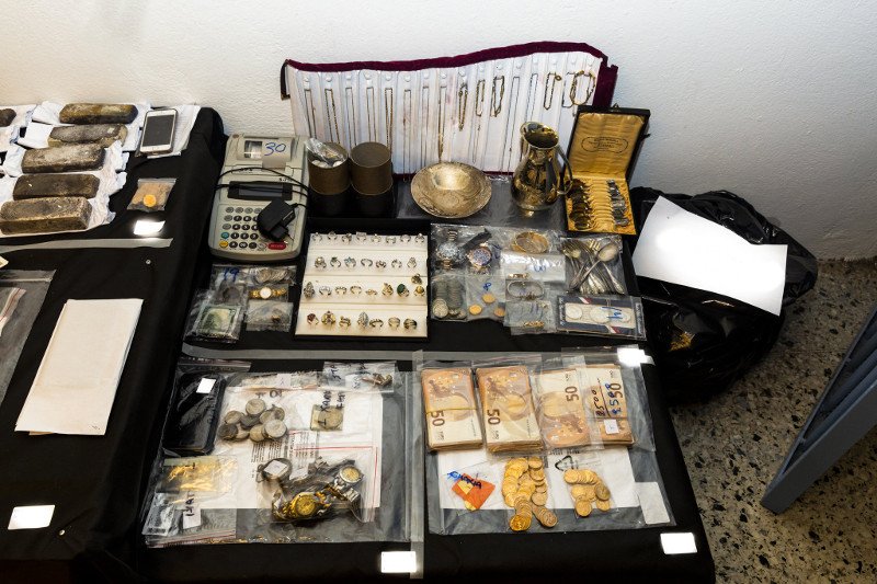 Ακόμα και παλιά κουταλάκια, ασημένια η επίχρυσα, αντίκες και οικογενειακά κειμήλια έδιναν οι άνθρωποι στον Ριχάρδο