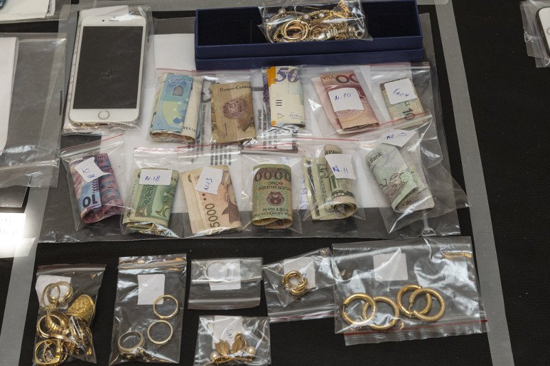 Ακόμα και συνάλλαγμα από χώρες του τρίτου κόσμου βρήκαν οι αστυνομικοί
