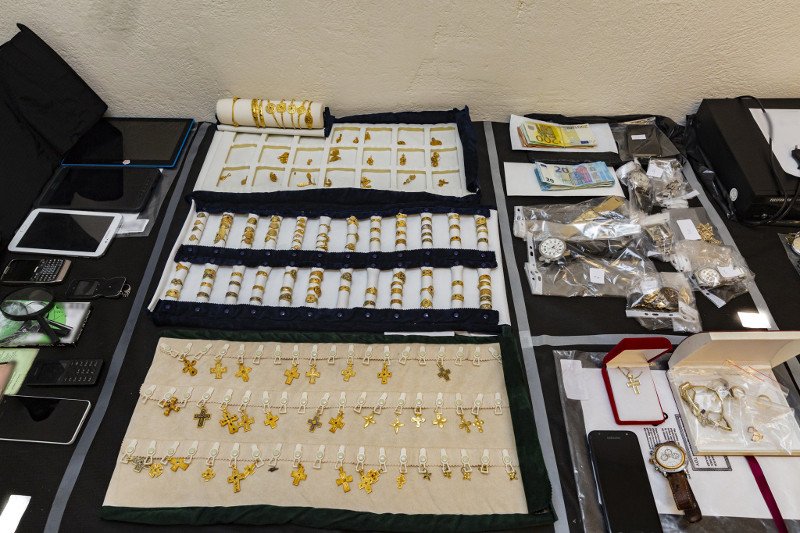 Δείτε όλο τον θησαυρό του Ριχάρδου -Ράβδοι χρυσού, λίρες και δαχτυλίδια [εικόνες] | iefimerida.gr 15