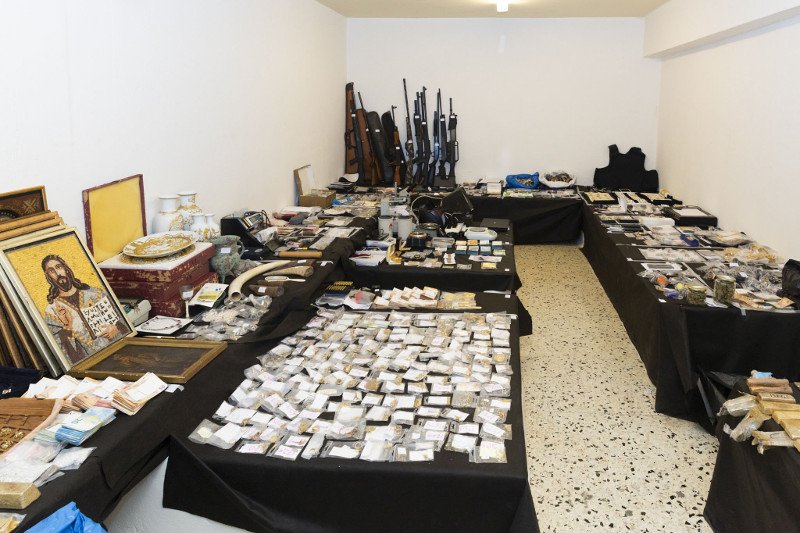 Τα ευρήματα της αστυνομίας μετά βίας χώρεσαν στον ειδικό χώρο για τις παρουσιάσεις της ΕΛΑΣ
