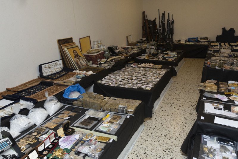 Δείτε όλο τον θησαυρό του Ριχάρδου -Ράβδοι χρυσού, λίρες και δαχτυλίδια [εικόνες] | iefimerida.gr 2