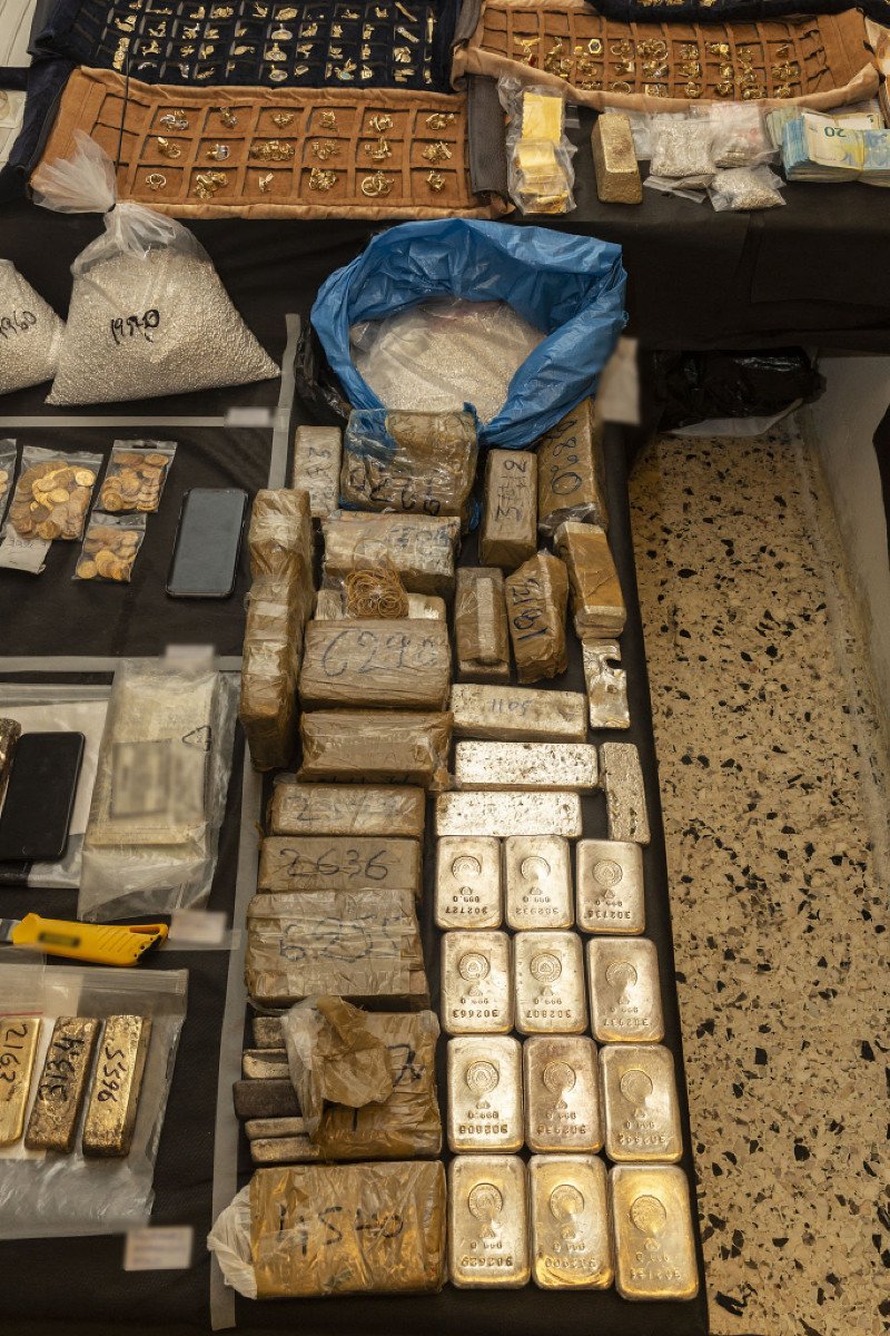 Δείτε όλο τον θησαυρό του Ριχάρδου -Ράβδοι χρυσού, λίρες και δαχτυλίδια [εικόνες] | iefimerida.gr 5