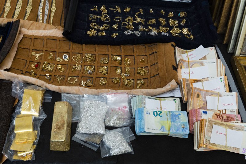 Κοσμήματα, ρολόγια και μετρητά τακτοποιημένα σε δεσμίδες