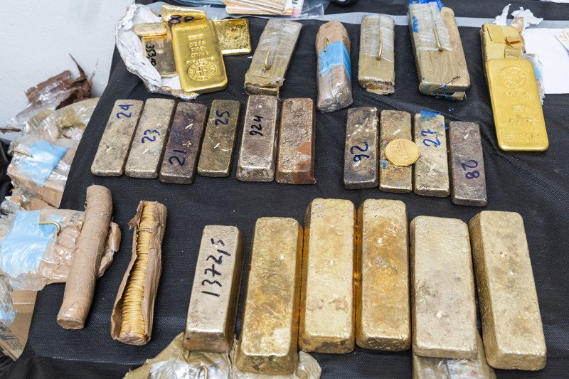 Σε ορισμένες ράβδους χρυσού φαίνεται και ο γάτζος που χρησιμοποιούσαν για να τους κρεμάνε κάτω από τα ρούχα τους και να τις κρύβουν.