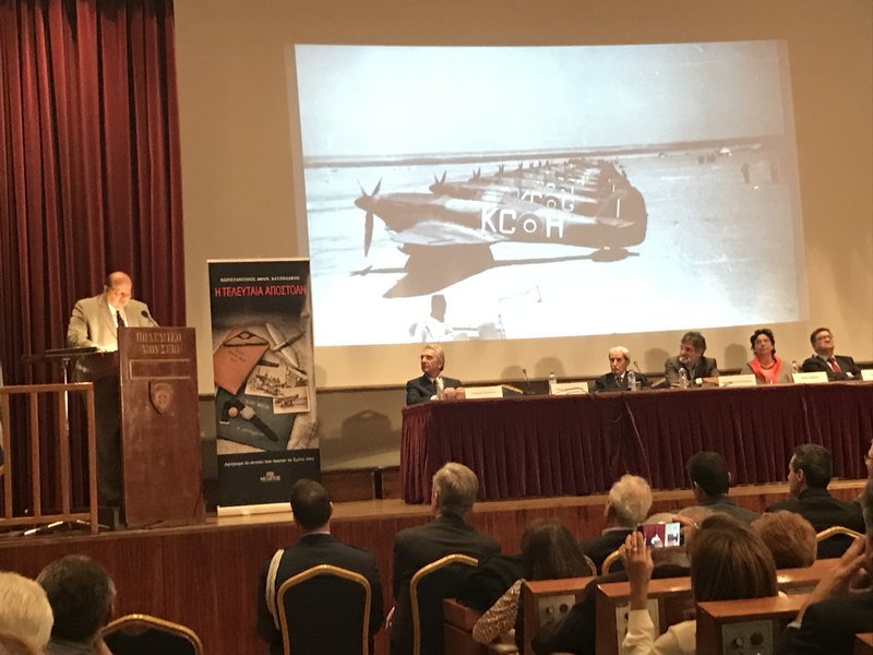 Στο βήμα του ομιλητή ανέβηκαν παλαιότεροι και νεότεροι φίλοι του συγγραφέα