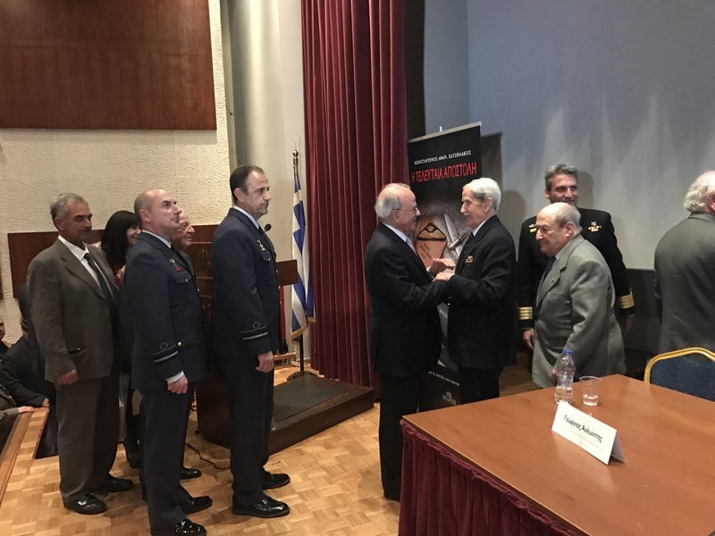 Μετά τη παρουσίαση του βιβλίου ο κ. Χατζηλάκος συνομίλησε με φίλους που είχαν έρθει για το βιβλίο και τον ίδιο