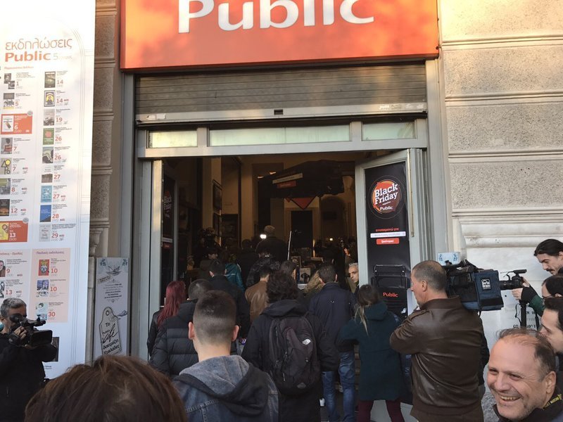 Black Friday: Στο κυνήγι της προσφοράς από νωρίς το πρωί -Οι πρώτες εικόνες και βίντεο | iefimerida.gr 0