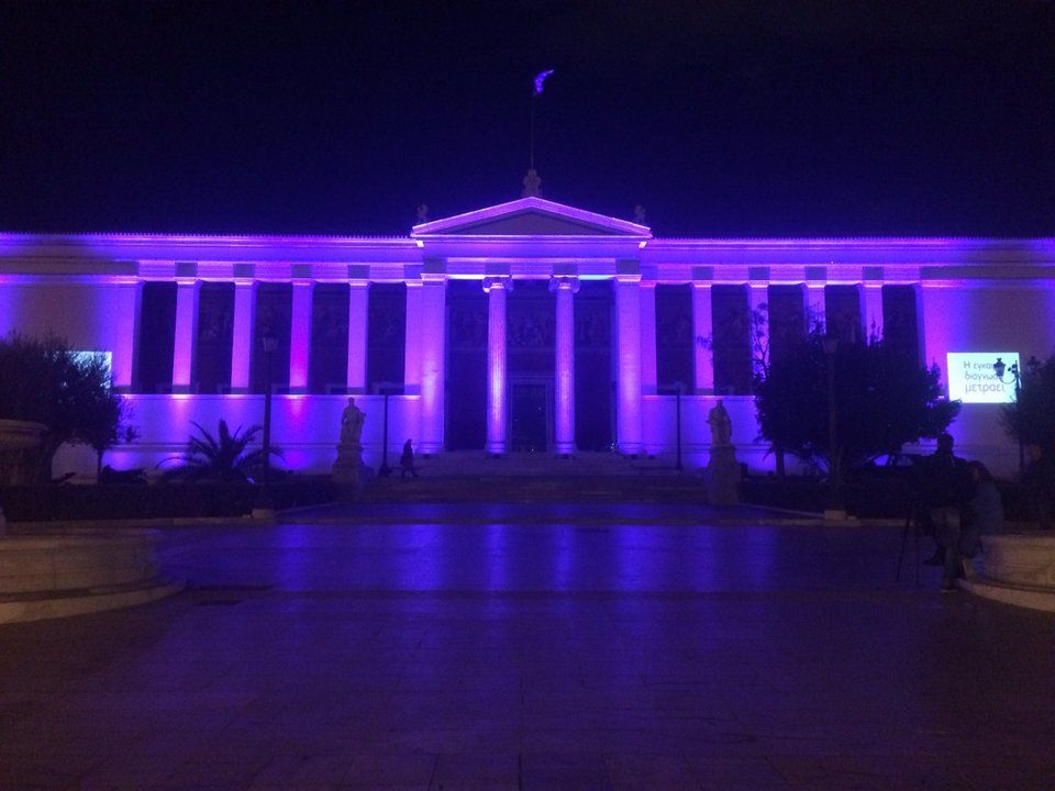 Στα χρώματα της Παγκόσμιας Ημέρας για τον Καρκίνο του Παγκρέατος φωτίστηκε το Πανεπιστήμιο Αθηνών [εικόνες] | iefimerida.gr 1