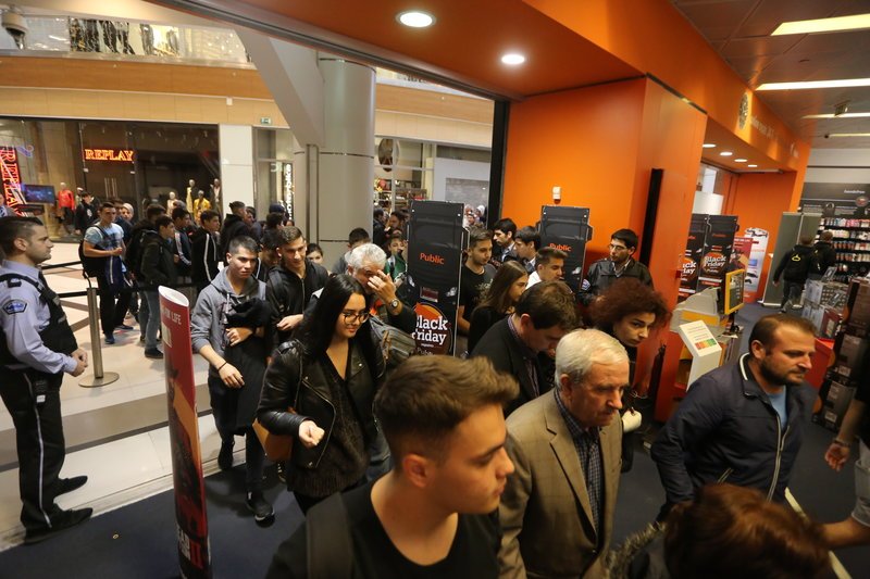 Black Friday: Στο κυνήγι της προσφοράς από νωρίς το πρωί -Οι πρώτες εικόνες και βίντεο | iefimerida.gr 10