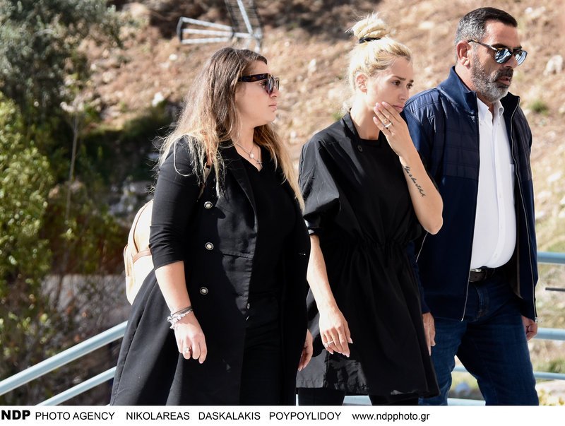 Υποβασταζόμενη στην κηδεία του Γιάννγη Μακρή, η σύζυγός του Βικτώρια Καρύδα