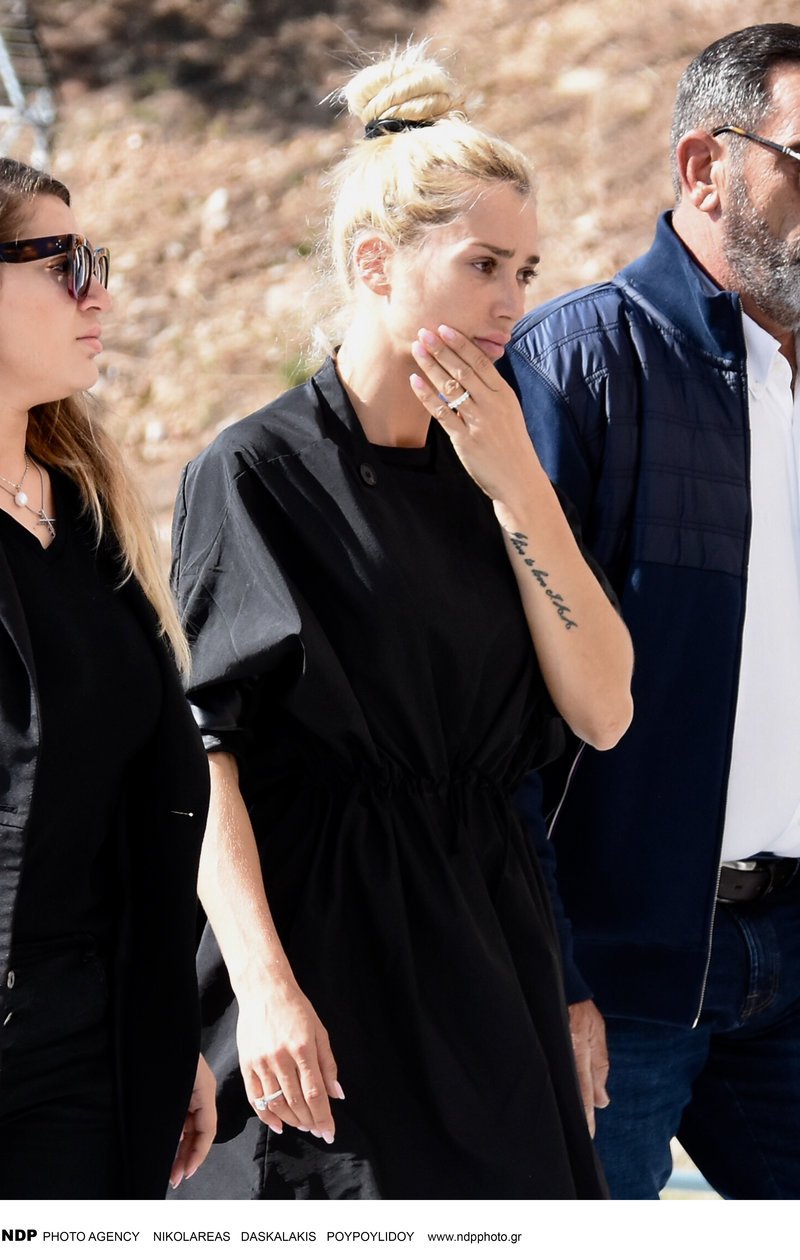 Υποβασταζόμενη η Βικτώρια Καρύδα στην κηδεία του Γιάννη Μακρή [εικόνες] | iefimerida.gr 3