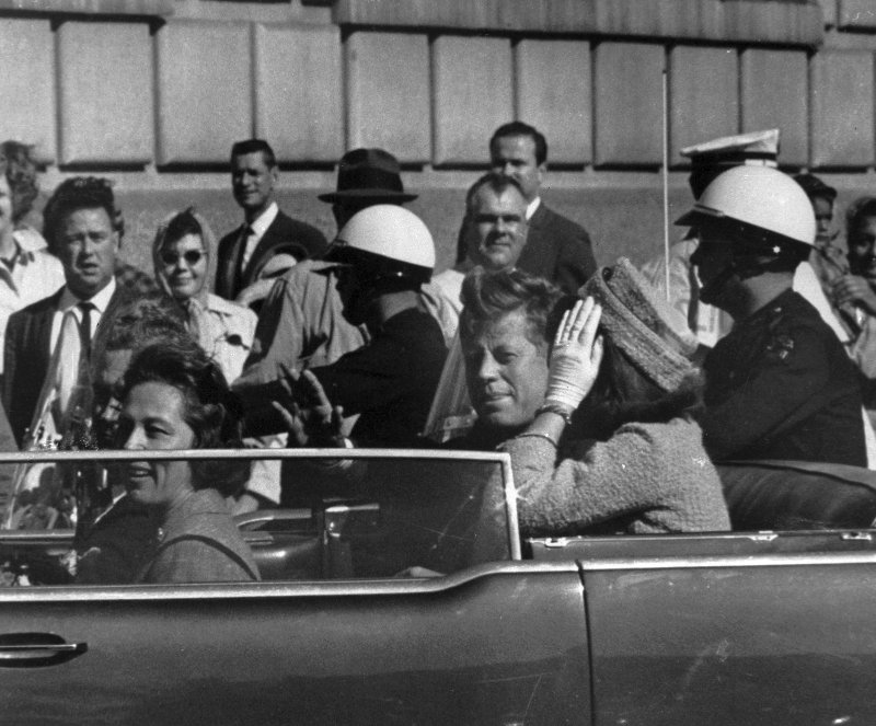 Πενήντα πέντε χρόνια πέρασαν από την δολοφονία του Προέδρου των ΗΠΑ Τζον Κένεντι, ο οποίος σαν σήμερα έπεφτε νεκρός στην αγκαλιά της γυναίκας του στο πίσω κάθισμα μίας Cadillac από σφαίρες ελεύθερου σκοπευτή.