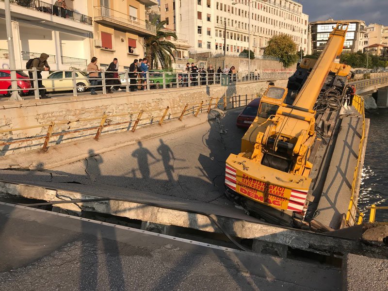 Πανικός στην Καβάλα: Επεσε γέφυρα -Εγκλωβίστηκαν 3 οδηγοί [εικόνες] | iefimerida.gr 1