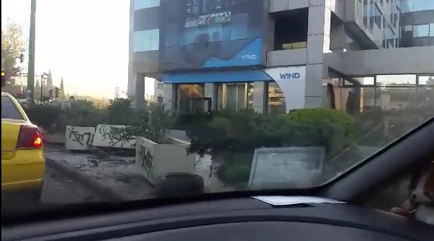 Το όχημα χτύπησε σε ζαρντινιέρες στο πεζοδρόμιο