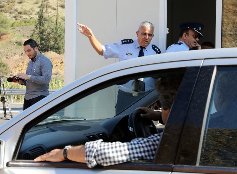 Κόσμος περιμένει να περάσει στην άλλη πλευρά