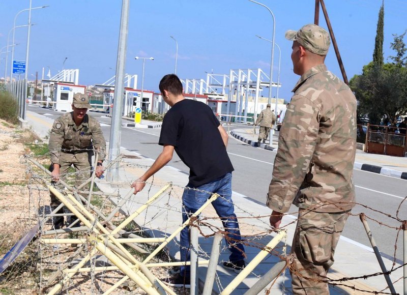 Στρατιώτες της Εθνικής Φρουράς άρχισαν να μετακινούν τα συρμάτινα οδοφράγματα που βρίσκονταν στο δρόμο