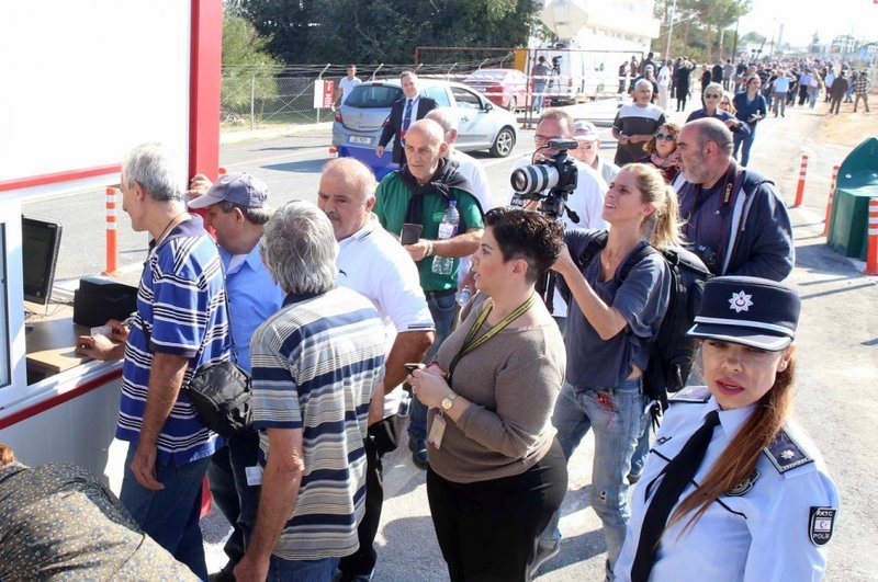 Αρκετοί πολίτες συγκεντρώθηκαν στην ελληνοκυπριακή πλευρά του οδοφράγματος