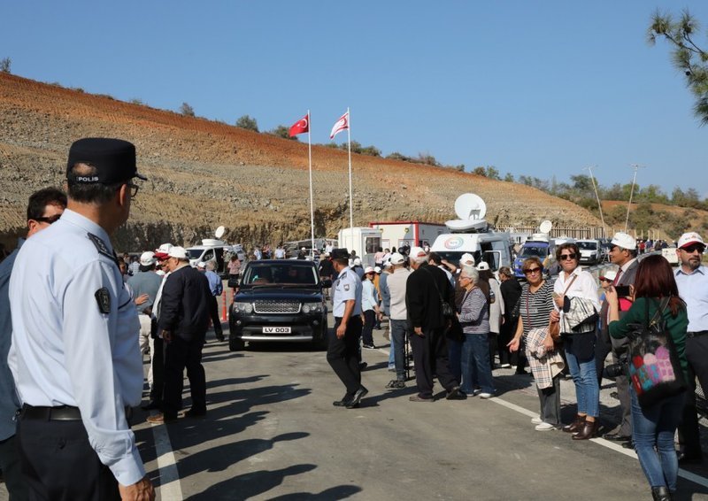 Περίπου στις 12:00 το μεσημέρι, άνοιξε το οδόφραγμα της Δερύνειας και πολύς κόσμος περπάτησε στην κατεχόμενη περιοχή της Κάτω Δερύνειας