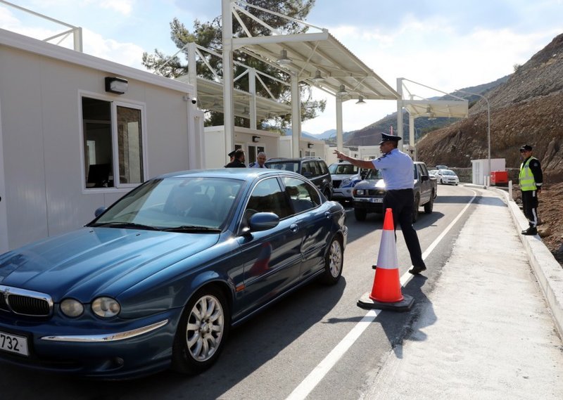 Αυτοκίνητα σχημάτισαν ουρά για να περάσουν