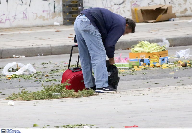 Ο φωτογραφικός φακός κατέγραψε μερικούς πολίτες στην περιοχή της Τούμπας στη Θεσσαλονίκη, να μαζεύουν τρόφιμα -φρούτα και λαχανικά- από τον δρόμο