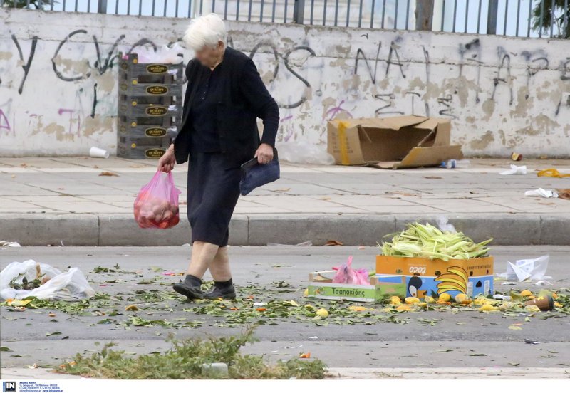 Θλιβερές εικόνες: Πολίτες μαζεύουν τρόφιμα από τον δρόμο μετά το τέλος της λαϊκής | iefimerida.gr 3