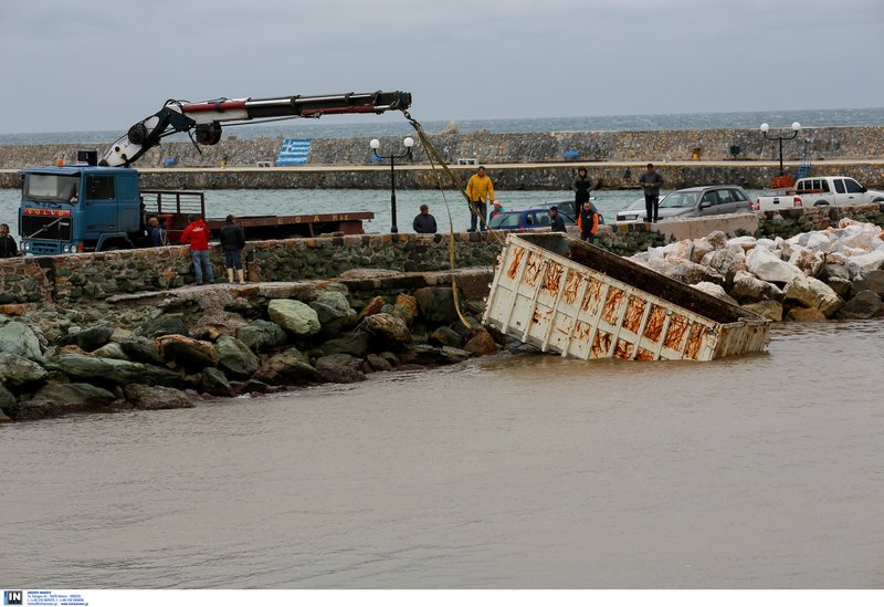 Η Λέσβος μετράει τις πληγές της από την «Πηνελόπη» -Κοντέινερ στη θάλασσα, σπασμένα ΙΧ [εικόνες] | iefimerida.gr 3