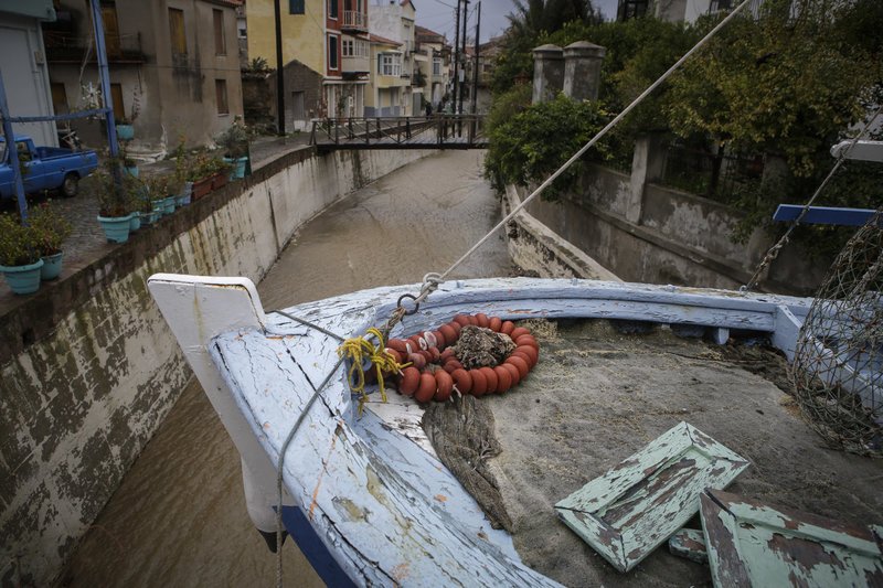 Η Λέσβος μετράει τις πληγές της από την «Πηνελόπη» -Κοντέινερ στη θάλασσα, σπασμένα ΙΧ [εικόνες] | iefimerida.gr 7