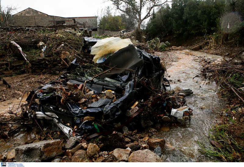 Η Λέσβος μετράει τις πληγές της από την «Πηνελόπη» -Κοντέινερ στη θάλασσα, σπασμένα ΙΧ [εικόνες] | iefimerida.gr 6