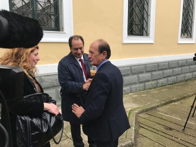 Ο κ. Σπίρτζης στο πλευρό του κ. Λυμπερόπουλου, την ημέρα εκδίκασης της αγωγής που του έκανε η Beat