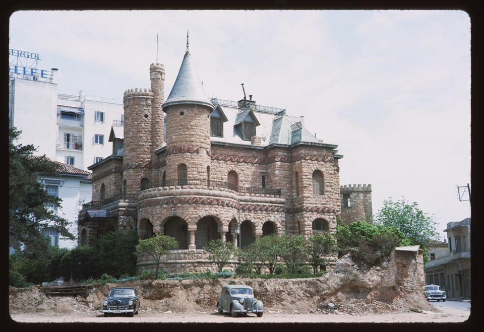 Γωνία Μεσογείων και Β. Σοφίας -Υπήρχε μια παραμυθένια βίλα, τώρα έχει ένα έκτρωμα [εικόνες] | iefimerida.gr 0