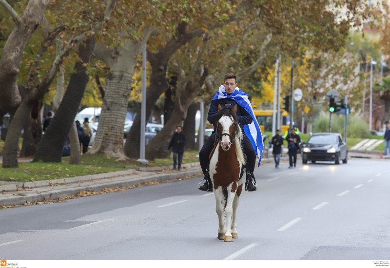 Ο νεαρός καβάλα στο άλογο καταφθάνει στην πορεία- φωτογραφία eurokinissi