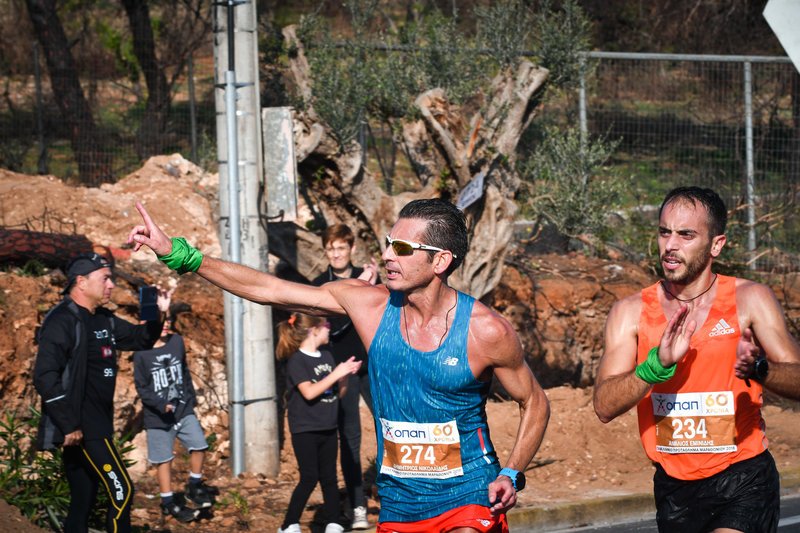 Δρομείς αντιδρούν τη στιγμή που περνούν μπροστά από τους πυρόπληκτους