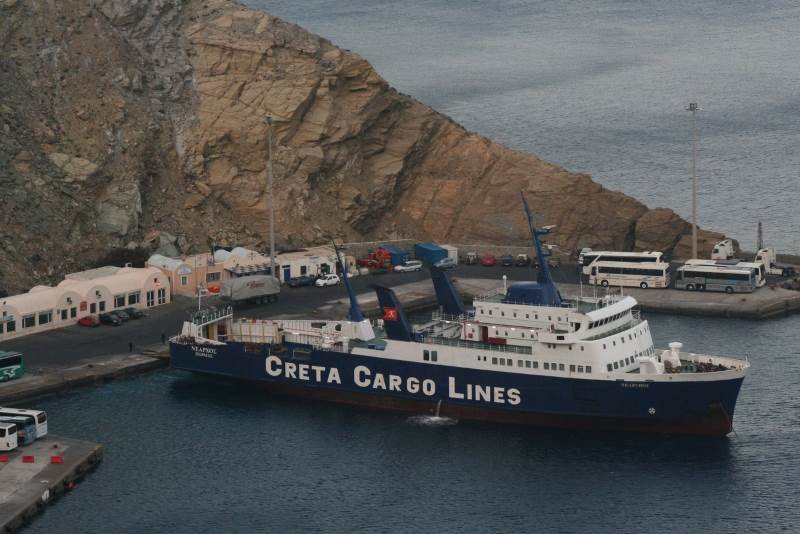 Το Νέαρχος έχει μήκος 81 μέτρα, 16 μέτρα πλάτος και 6 μέτρα ύψος. Ταξιδεύει με υπηρεσιακή ταχύτητα 16-17 μιλίων την ώρα
