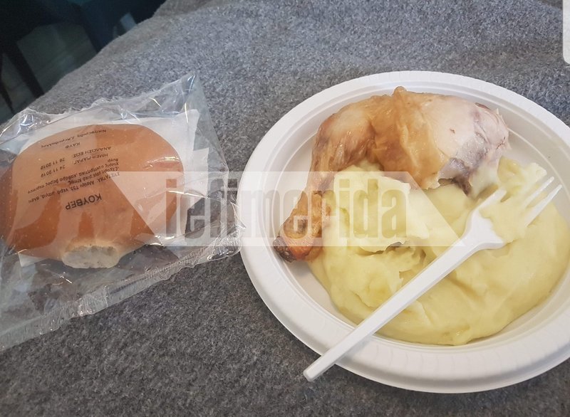 Σε πλαστικό πιατάκι το φαγητό των ασθενών