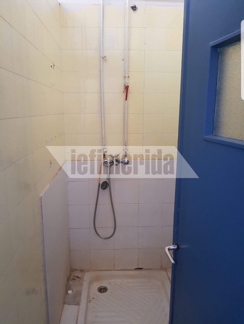 Υπήρχε μια τουαλέτα έξω από τον θάλαμο που ήταν σε άθλια κατάσταση και έπρεπε να την μοιραστούν 8 ασθενείς