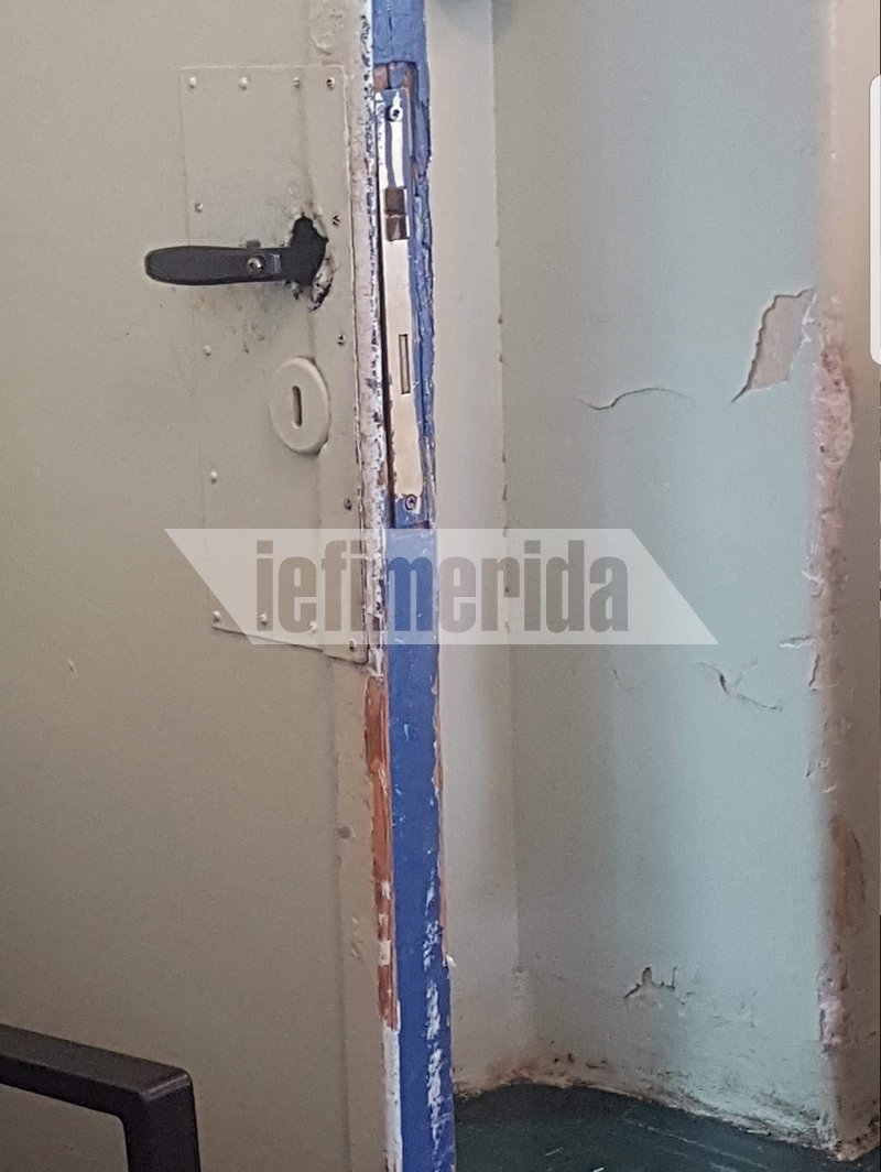 Οι ζημιές και η εγκατάλειψη είναι εμφανή