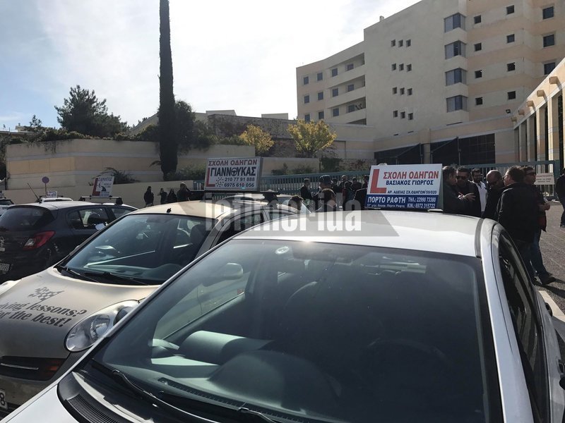 Διαμαρτυρόμενοι για την αποχή των εξεταστών οδήγησης του υπουργείου, η διάρκεια της οποίας ξεπερνά ήδη τον έναν μήνα