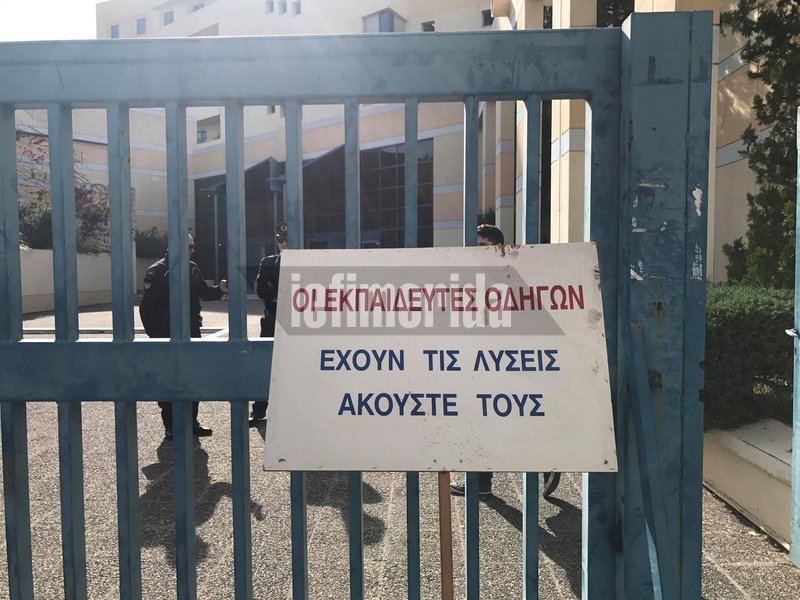 Αντιδρούν επιπλέον διότι στο σχέδιο νόμου προβλέπεται η υποχρέωση τους να παραχωρούν κατά την διάρκεια της εξέτασης τα οχήματα τους στους υποψήφιους οδηγούς και στους εξεταστές