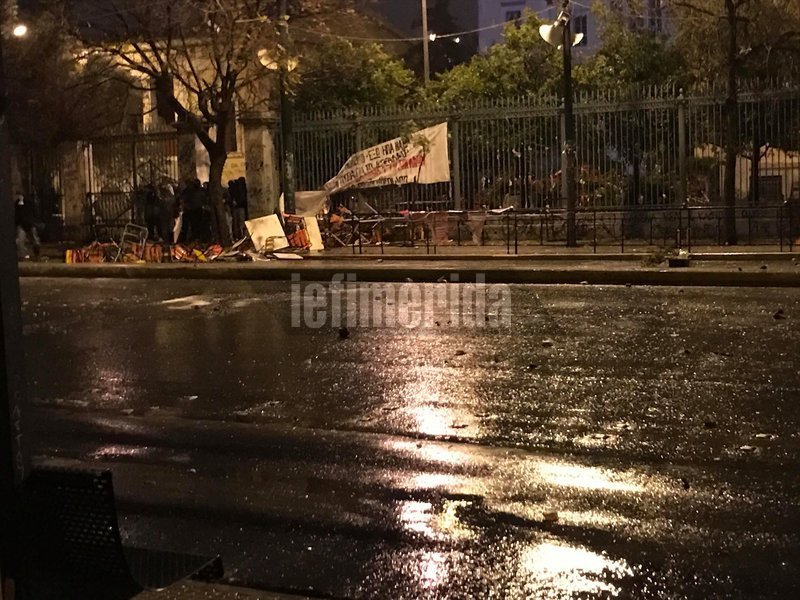 Πεδίο μάχης έγιναν τα Εξάρχεια -Βροχή από μολότοφ και κρότου-λάμψης | iefimerida.gr 0