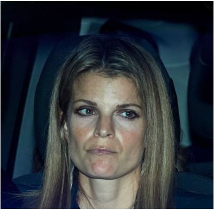 ... αλλά και αμήχανη στην θέα των φωτογράφων.