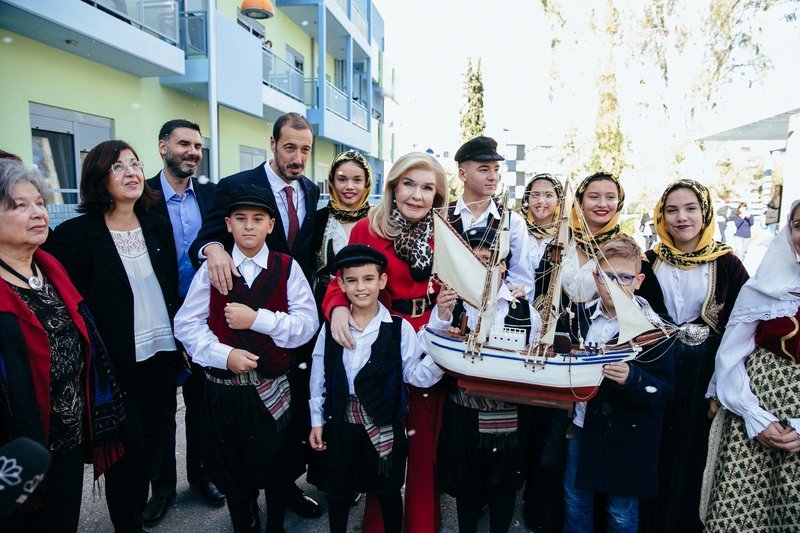 Η Μαριάννα Β. Βαρδινογιάννη μαζί με τα μέλη του Πολιτιστικού Συλλόγου Ερέτριας "Κωσταντής Κανάρης"